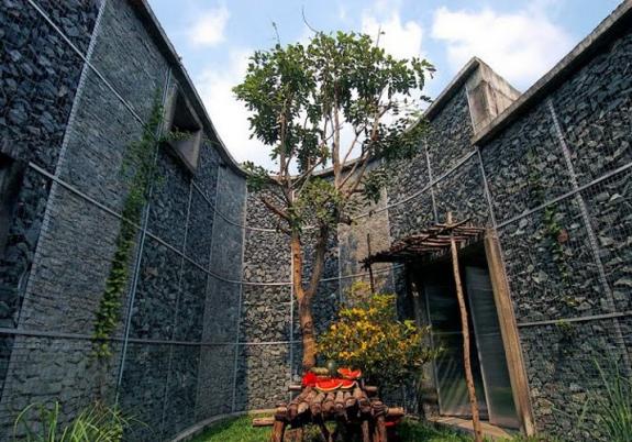 Biroul de piatra, Vietnam