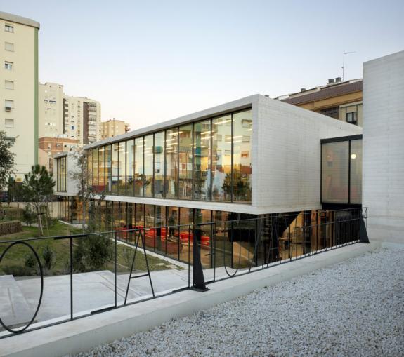 O biblioteca din beton care daruieste un spatiu verde comunitatii