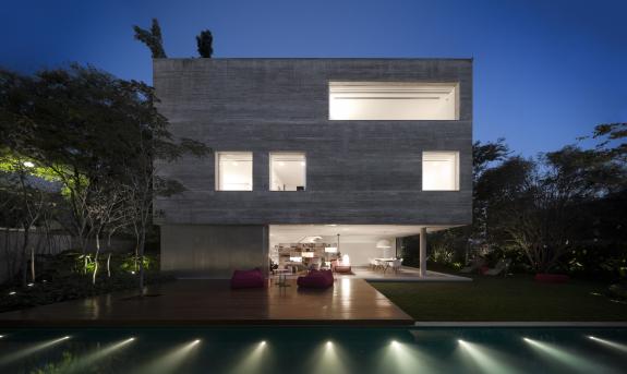 Livingul casei Cubo, o extensie a spatiului exterior
