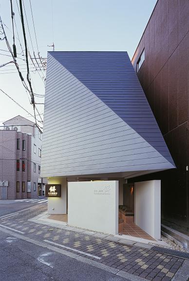Un magazin care imbina arhitectura traditionala japoneza cu designul contemporan