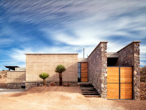 Pestera, o vila construita din pamant batatorit