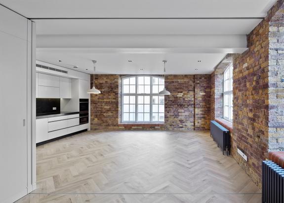 Doua depozite din Londra convertite in apartamente